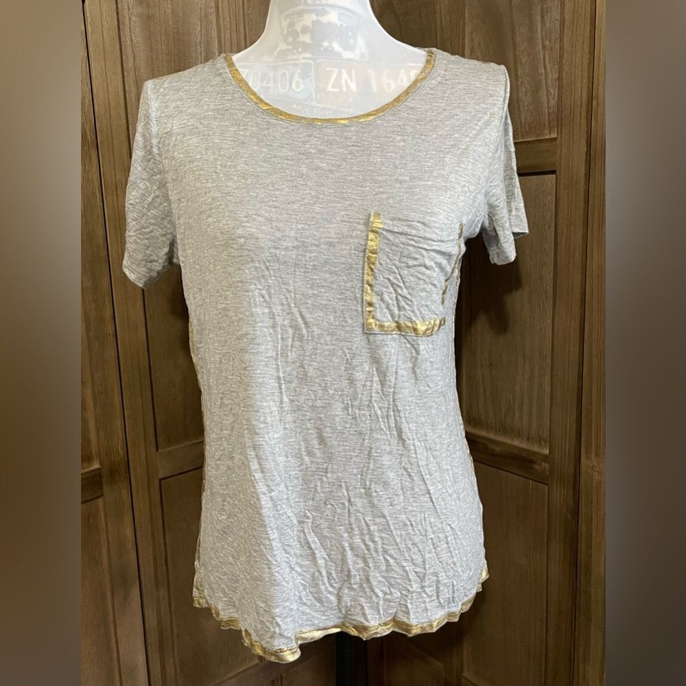 Women’s Gray/Gold Trim Tee.